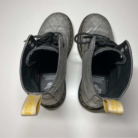 Dr. Martens combat boots in vegan silver snakeskin - Picture 5 of 8